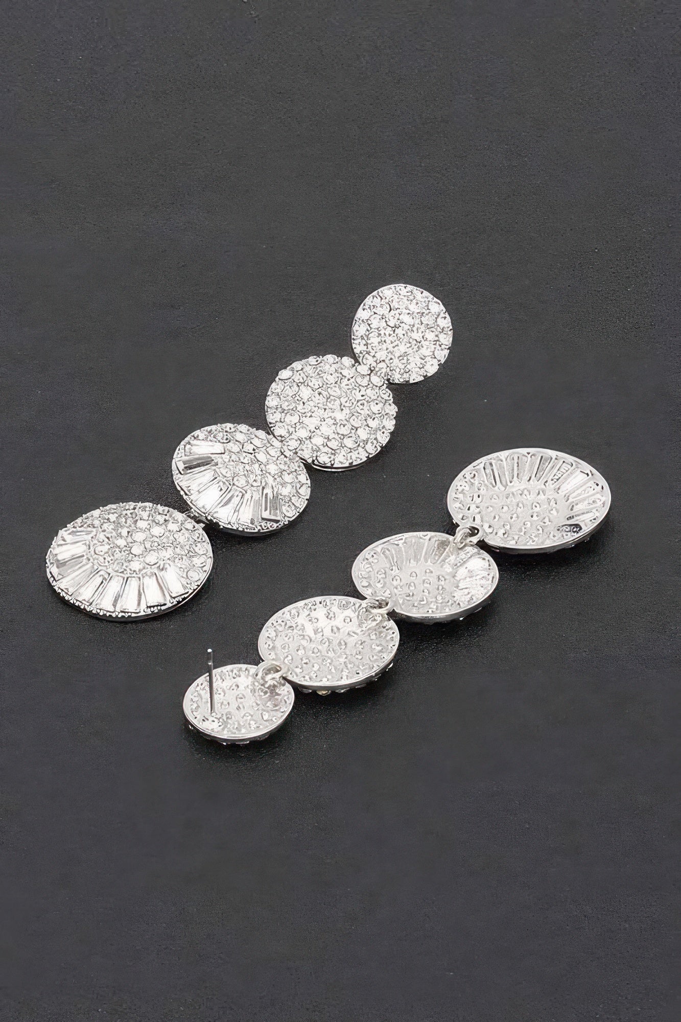 Rhinestone Ohrringe, silberfarbene runde Tropfen mit geripptem unteren Element