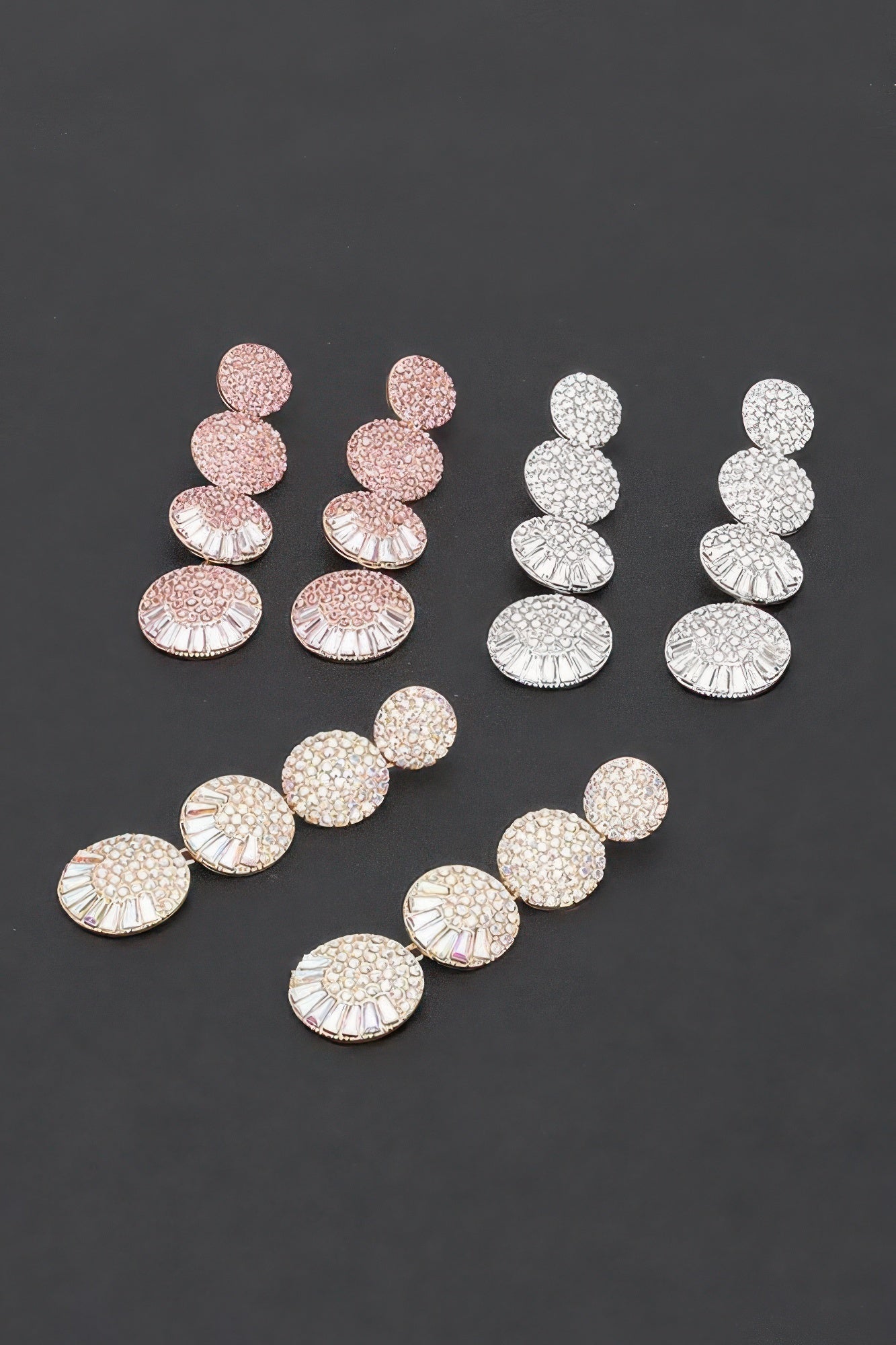 Rhinestone Ohrringe im Set: rosa und silberfarbene runde Tropfen mit Fächerbasis