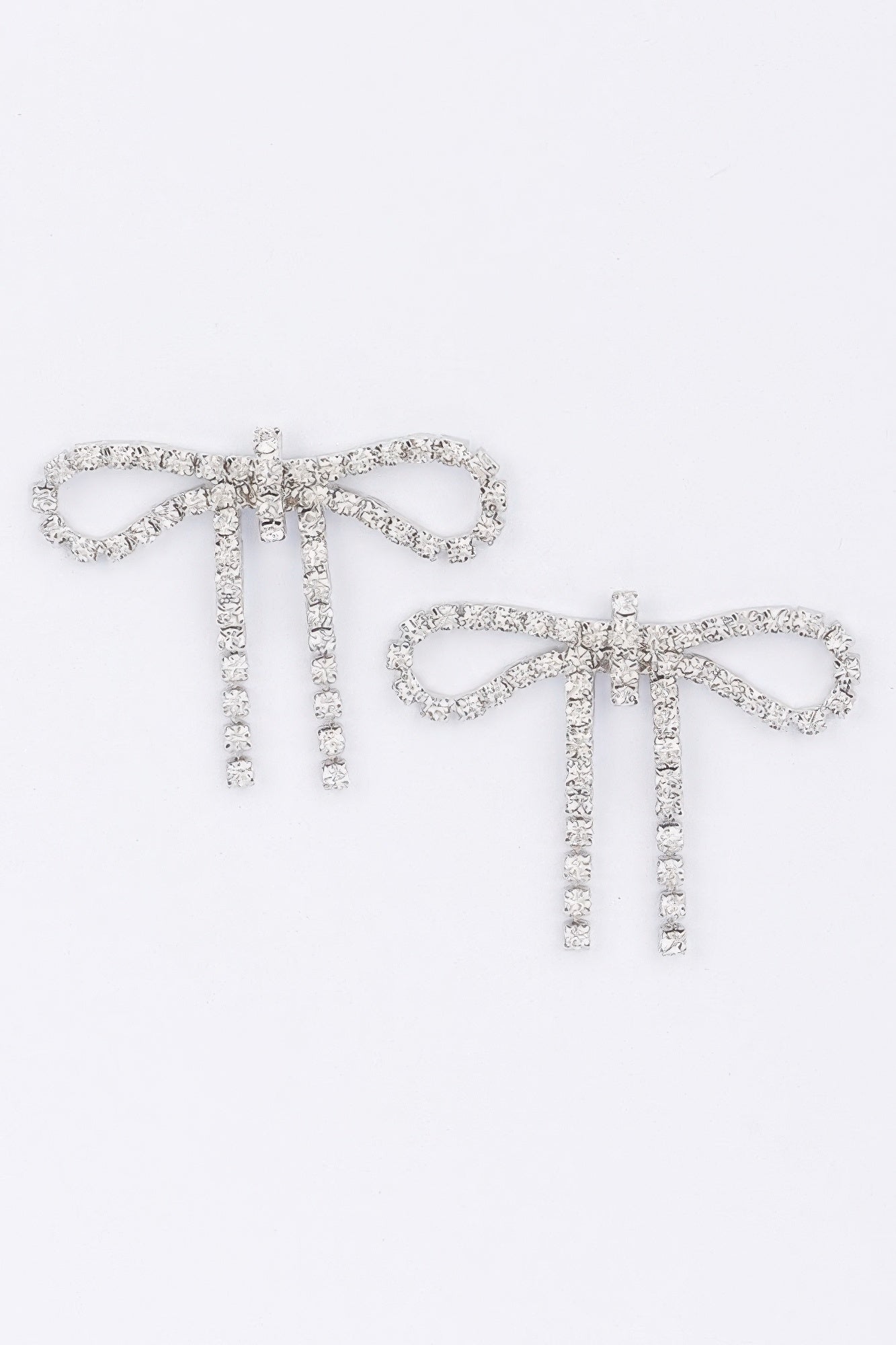 Rhinestone-Ohrringe mit Schleife und zwei langen Steinquasten, silberfarben
