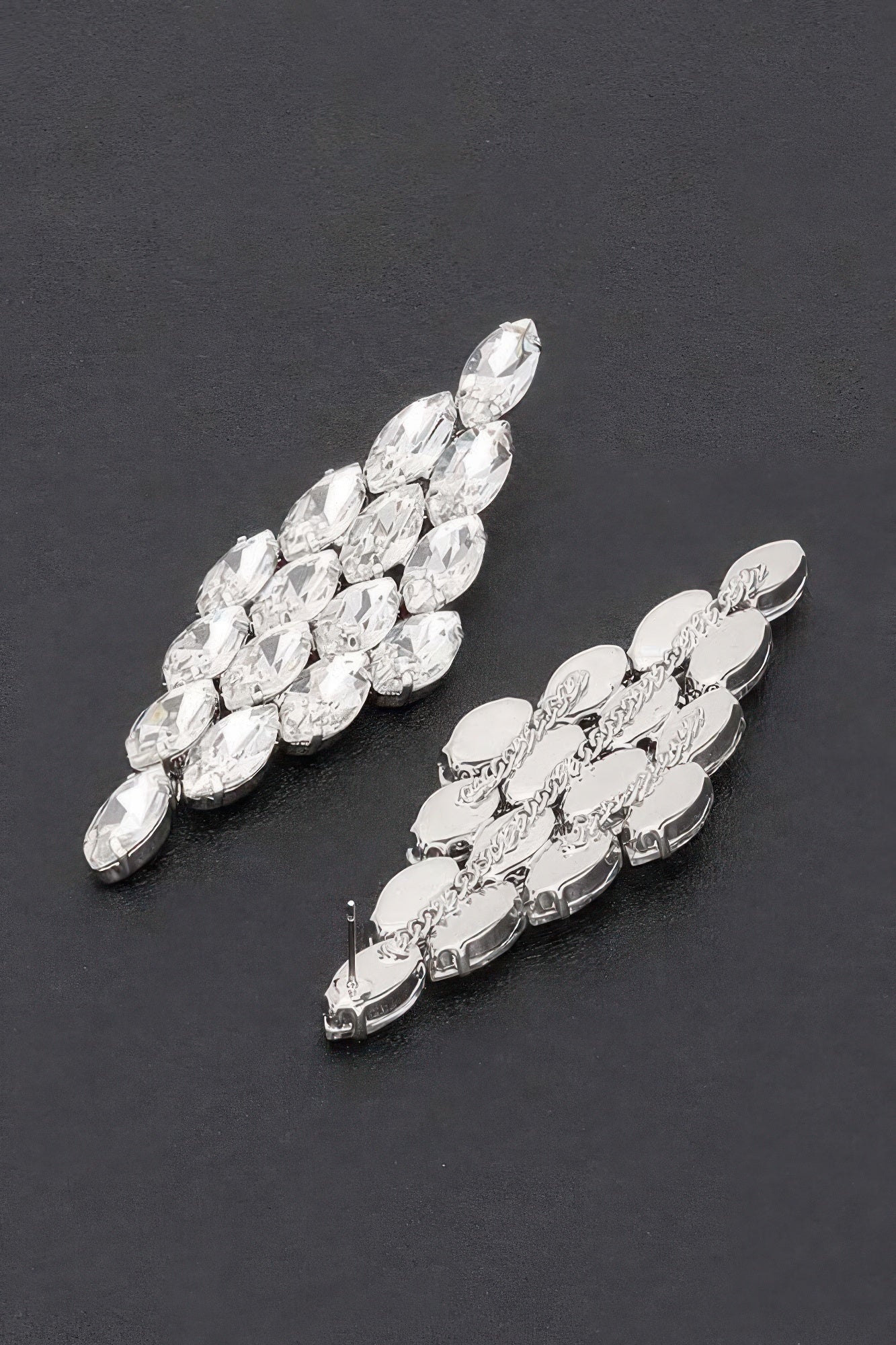 Rhinestone-Ohrringe mit klaren Steinen in Glieder-Tropfenform, Hakenfassung, glänzend