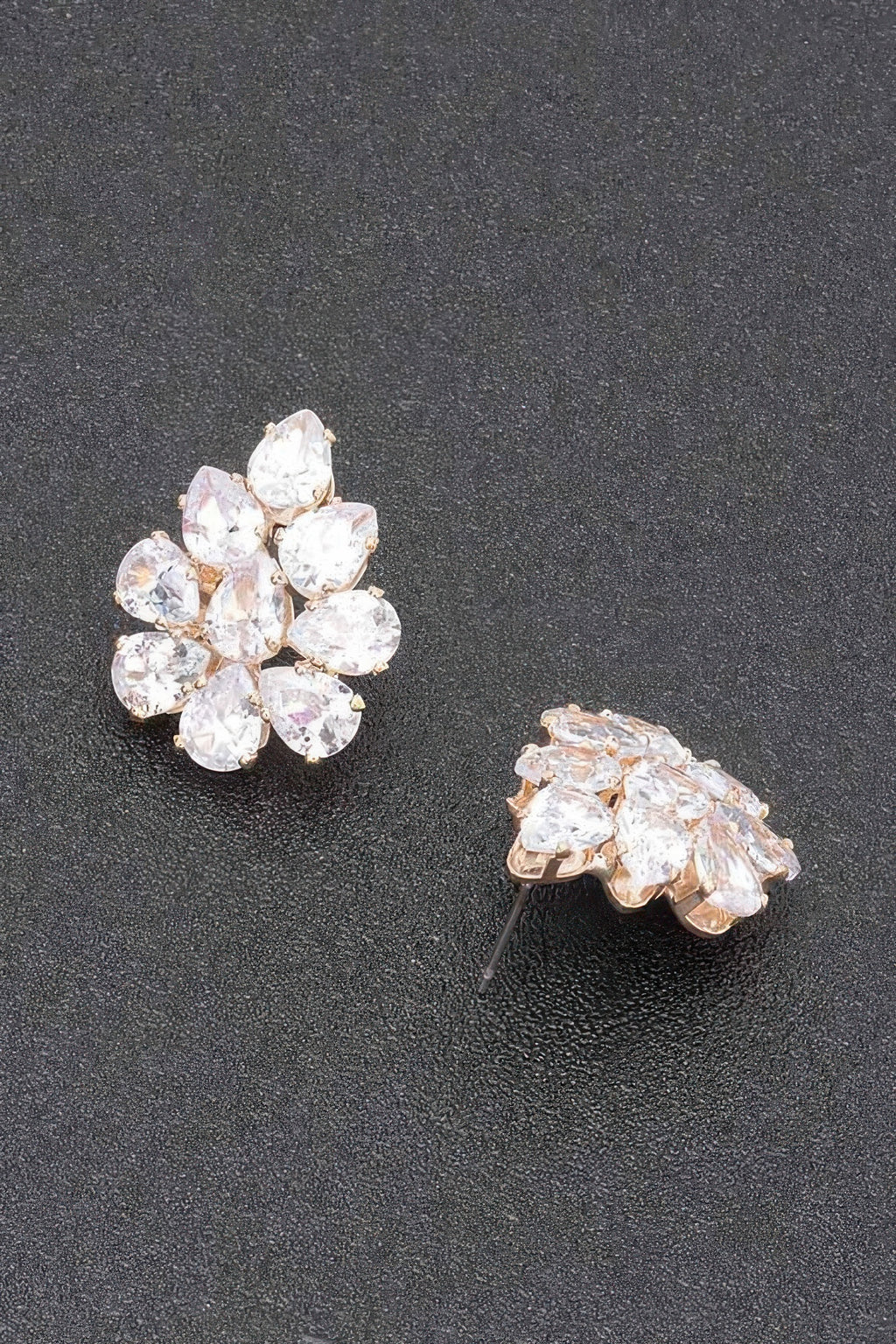 Pendientes flor de pedrería, piedras claras, cierre y pasador dorado