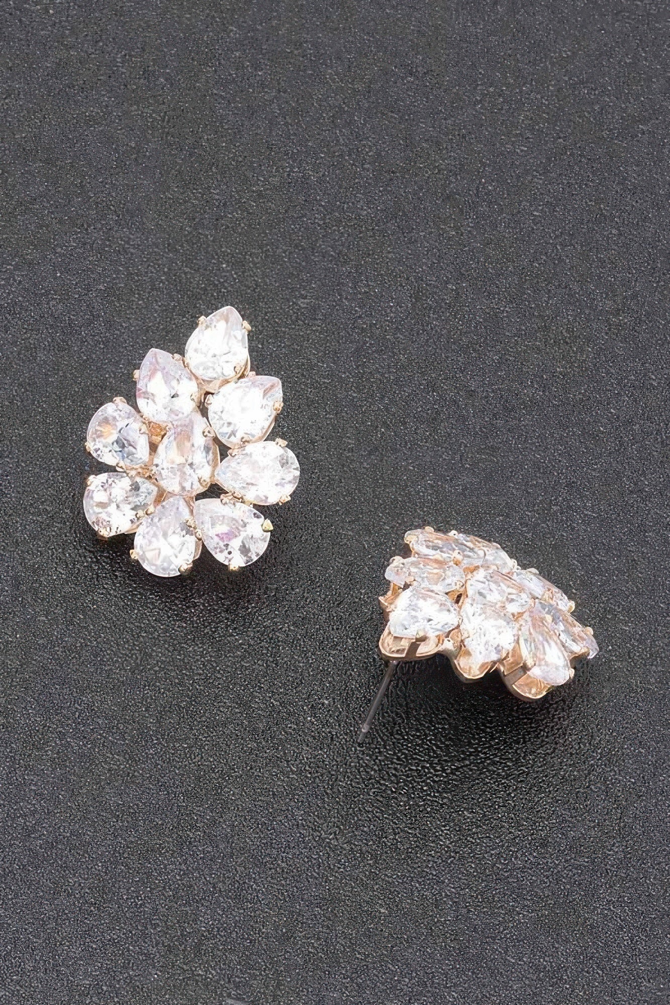 Pendientes flor de pedrería, piedras claras, cierre y pasador dorado