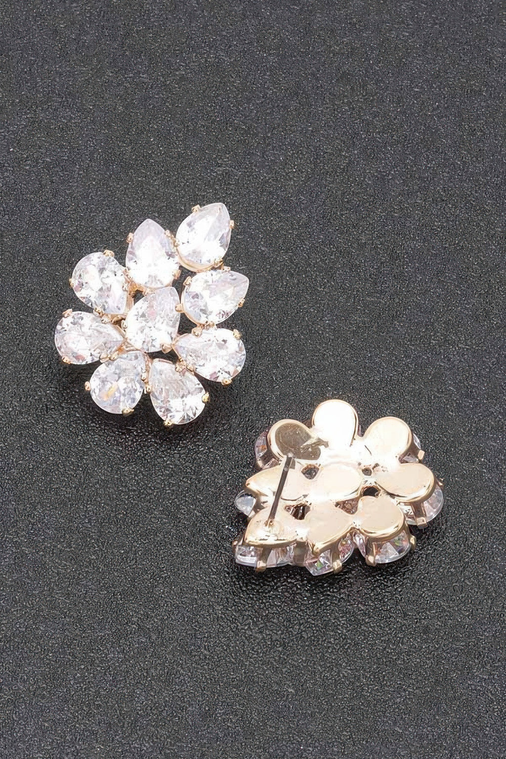 Pendientes flor de pedrería, piedras ovaladas claras, base metálica