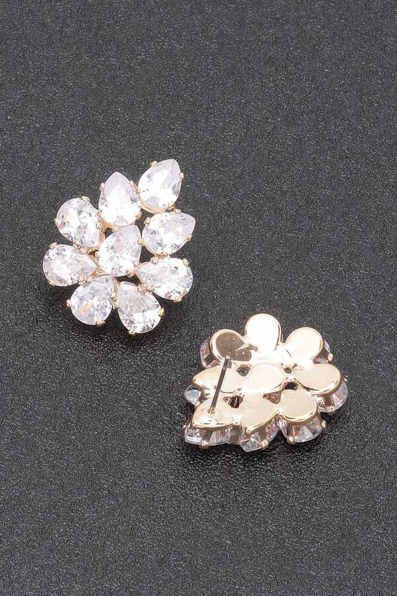 Pendientes flor de pedrería, piedras ovaladas claras, base metálica