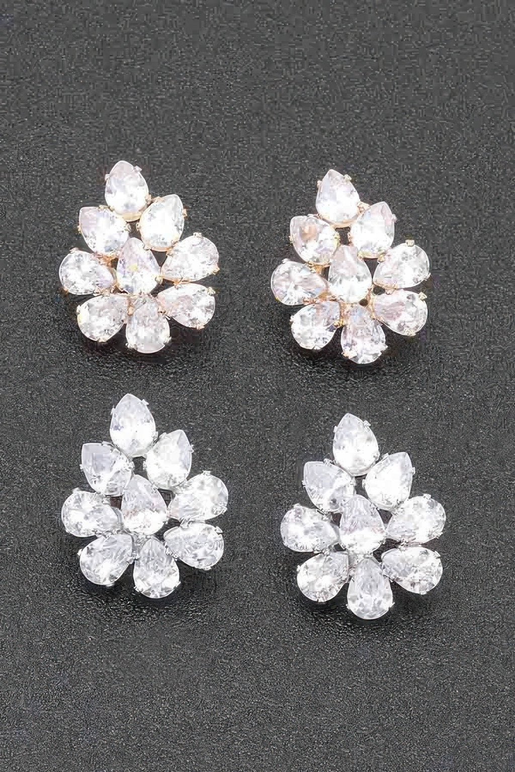 Pendientes flor de rhinestone (2 pares), piedras claras en montura metálica