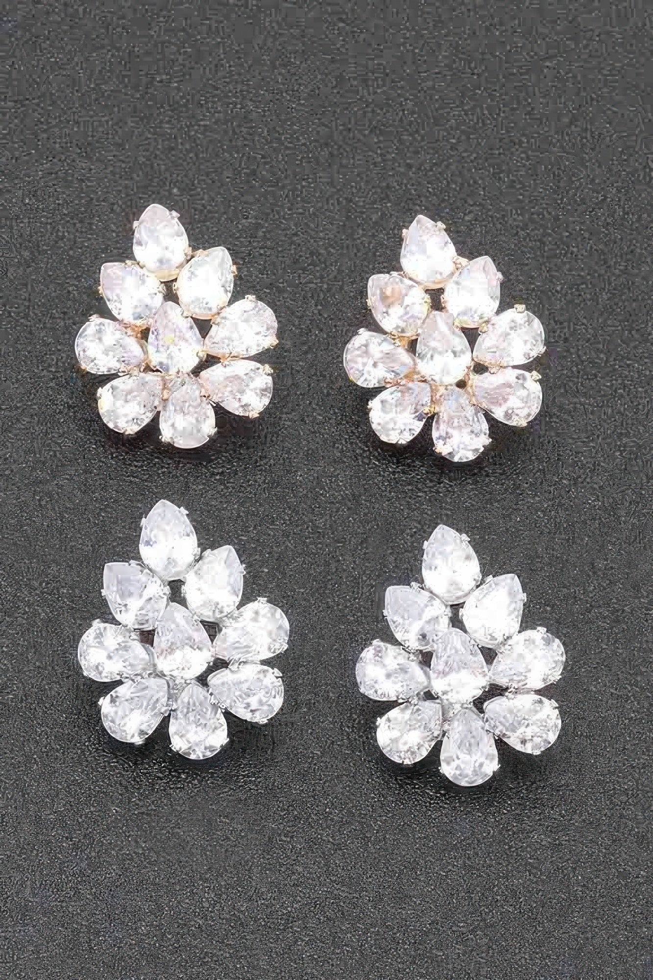 Pendientes flor de rhinestone (2 pares), piedras claras en montura metálica