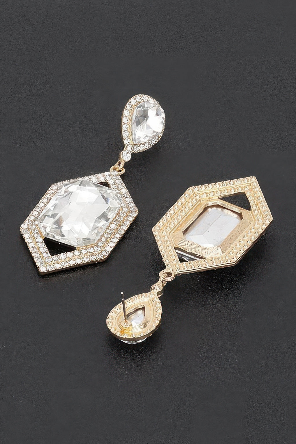 Rhinestone earrings: heldere diamantvormige steentjes met goudkleurige oorhaak en hanger
