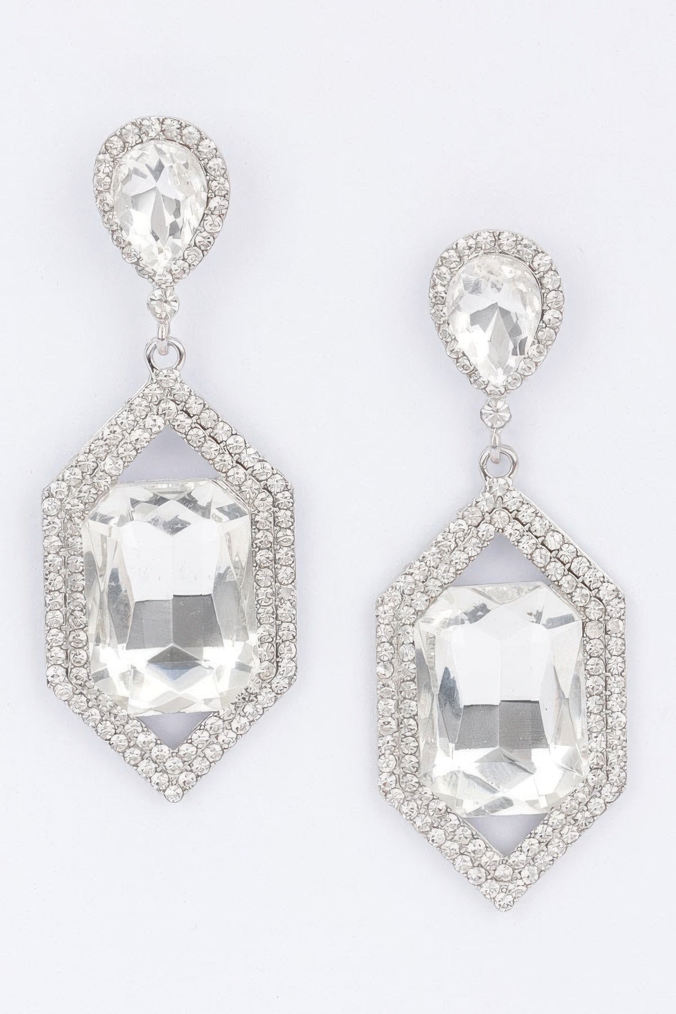 Rhinestone earrings: heldere strasssteentjes met ruitvormige hanger en fonkelende rand