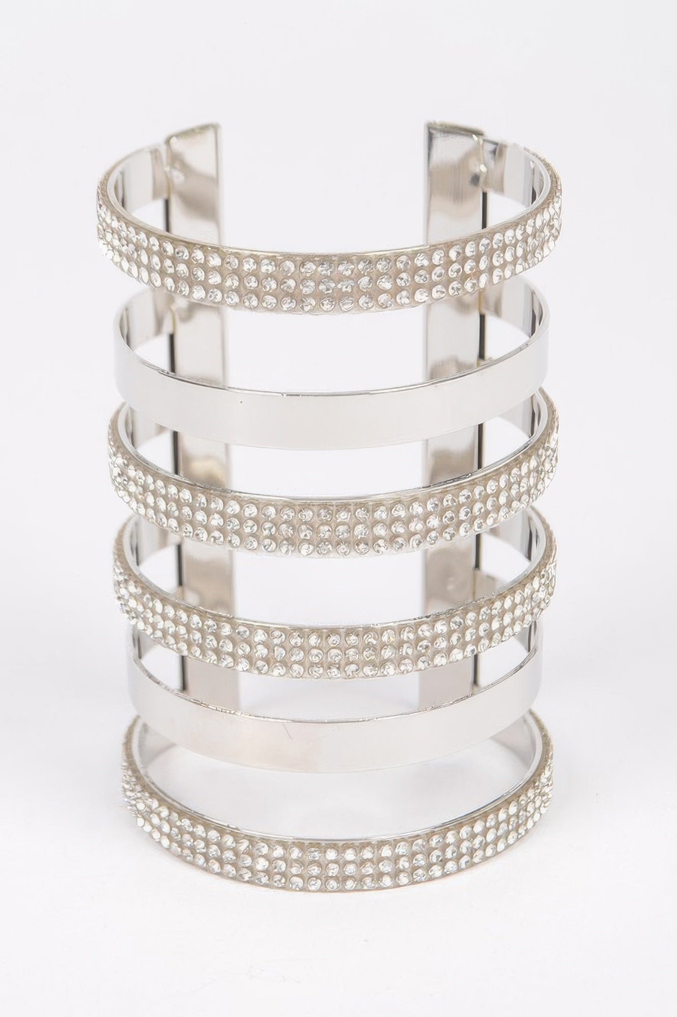 Strass-Metall-Armreif in Silber mit drei breiten Reihen aus glitzernden Steinen