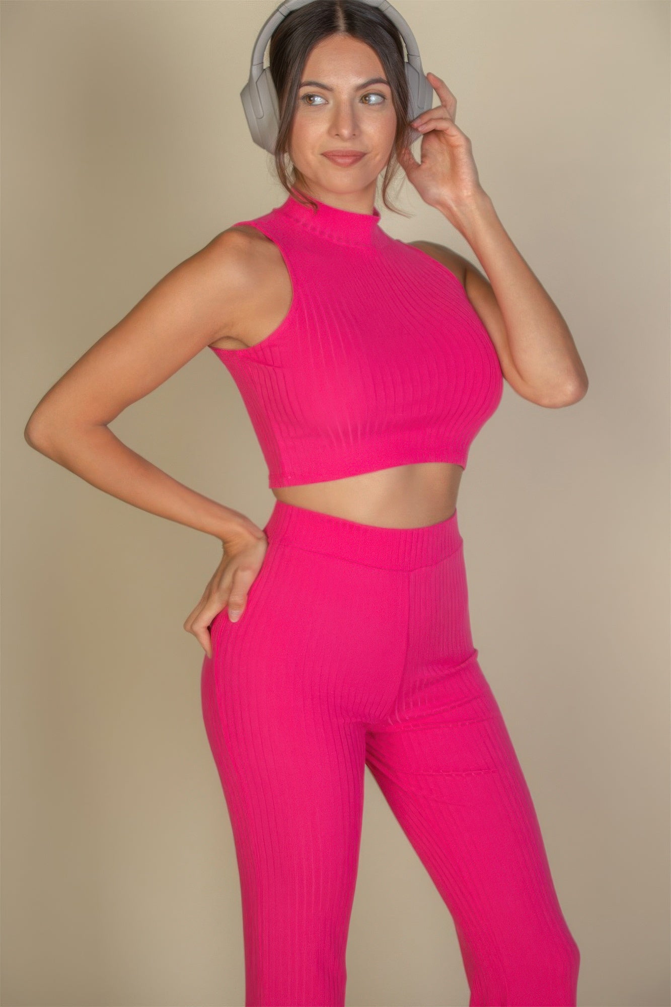 Fuchsia geripptes Crop-Tanktop mit Stehkragen und passende Schlaghose, seitlicher Blick