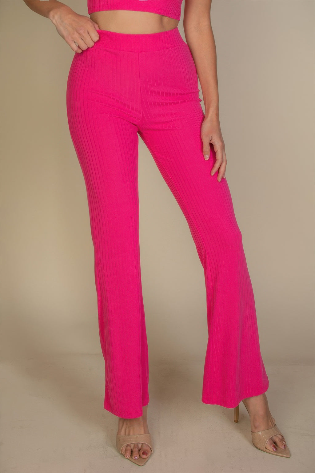 Fuchsia gerippte Schlaghose mit Taschenoptik und hohem Bund, Blick auf Beine
