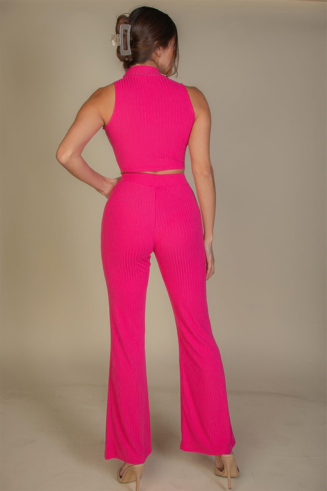 Fuchsia geripptes Set: Crop-Tanktop mit Stehkragen und Schlaghose, Rückansicht