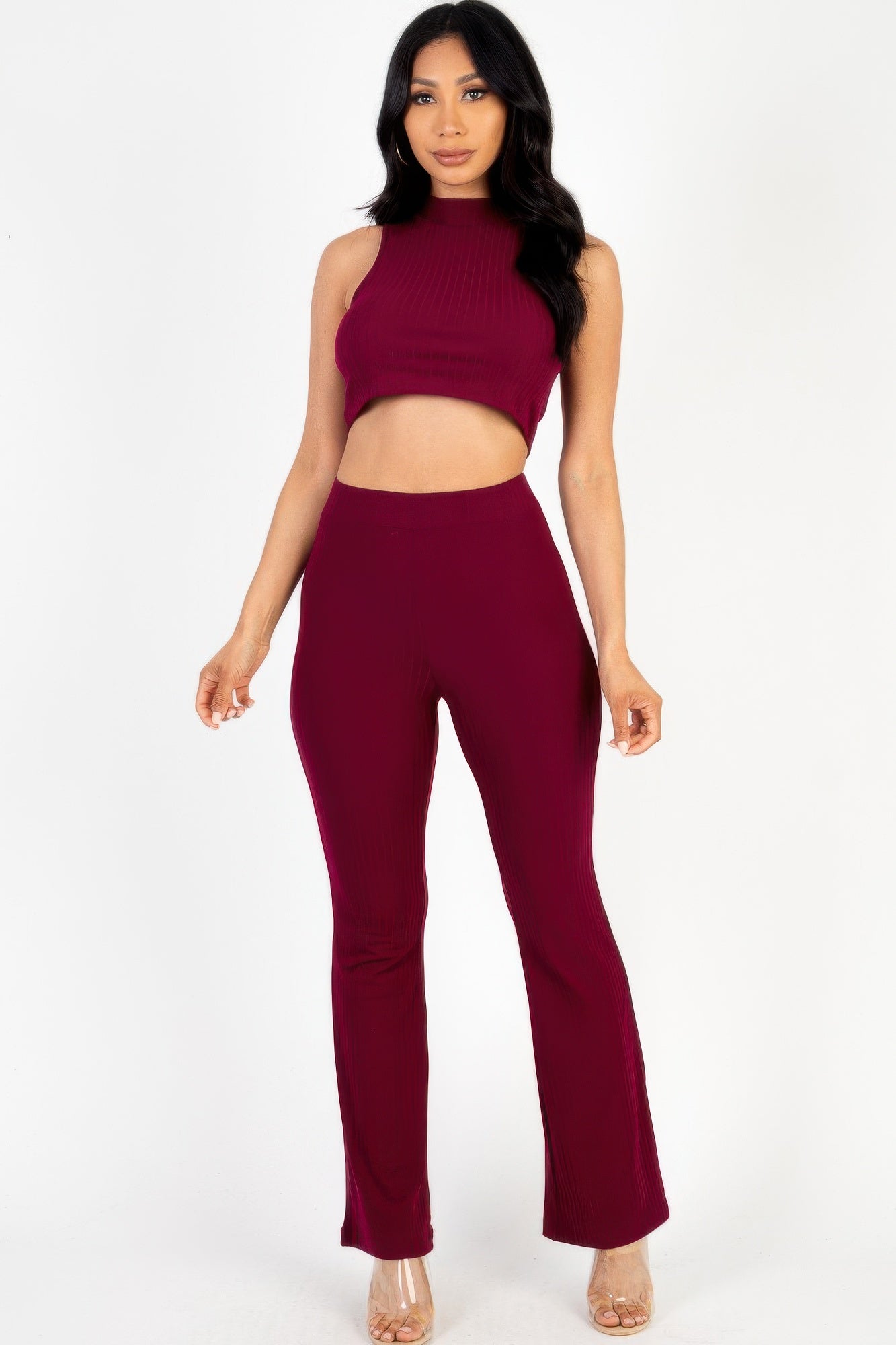 Burgunderfarbenes geripptes Crop-Tanktop mit Stehkragen und Schlaghose