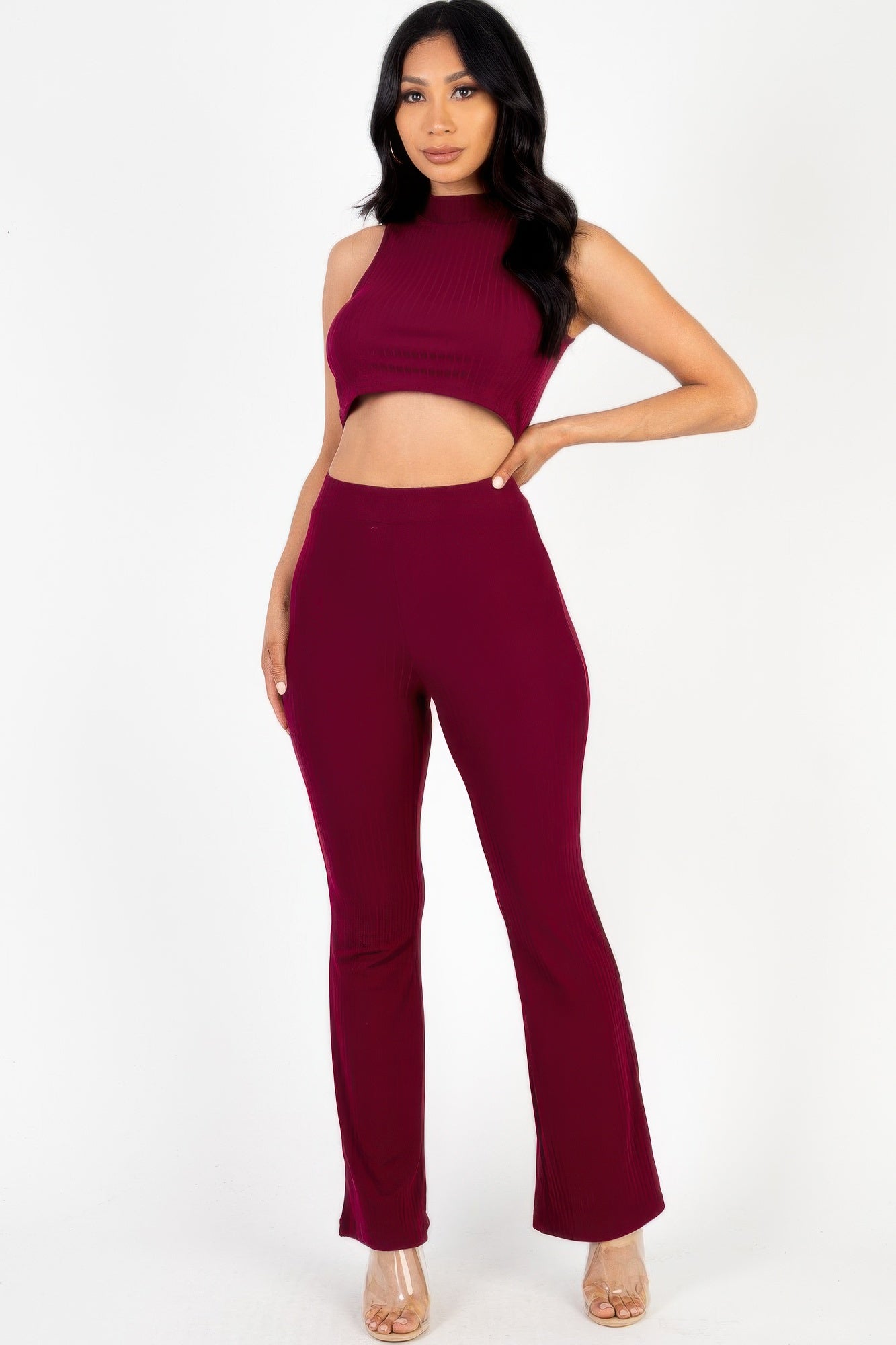 Burgunder geripptes Crop-Tanktop mit Stehkragen und Schlaghose, 3/4-Ansicht