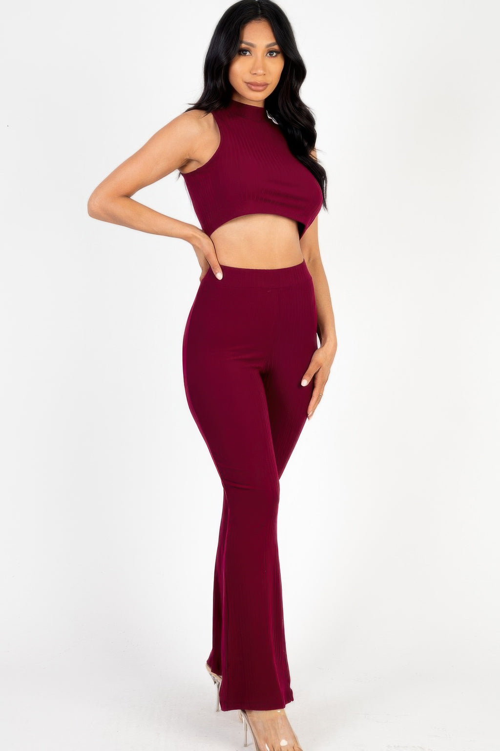 Burgunder geripptes Crop-Tanktop mit Stehkragen und Schlaghose, Ganzansicht