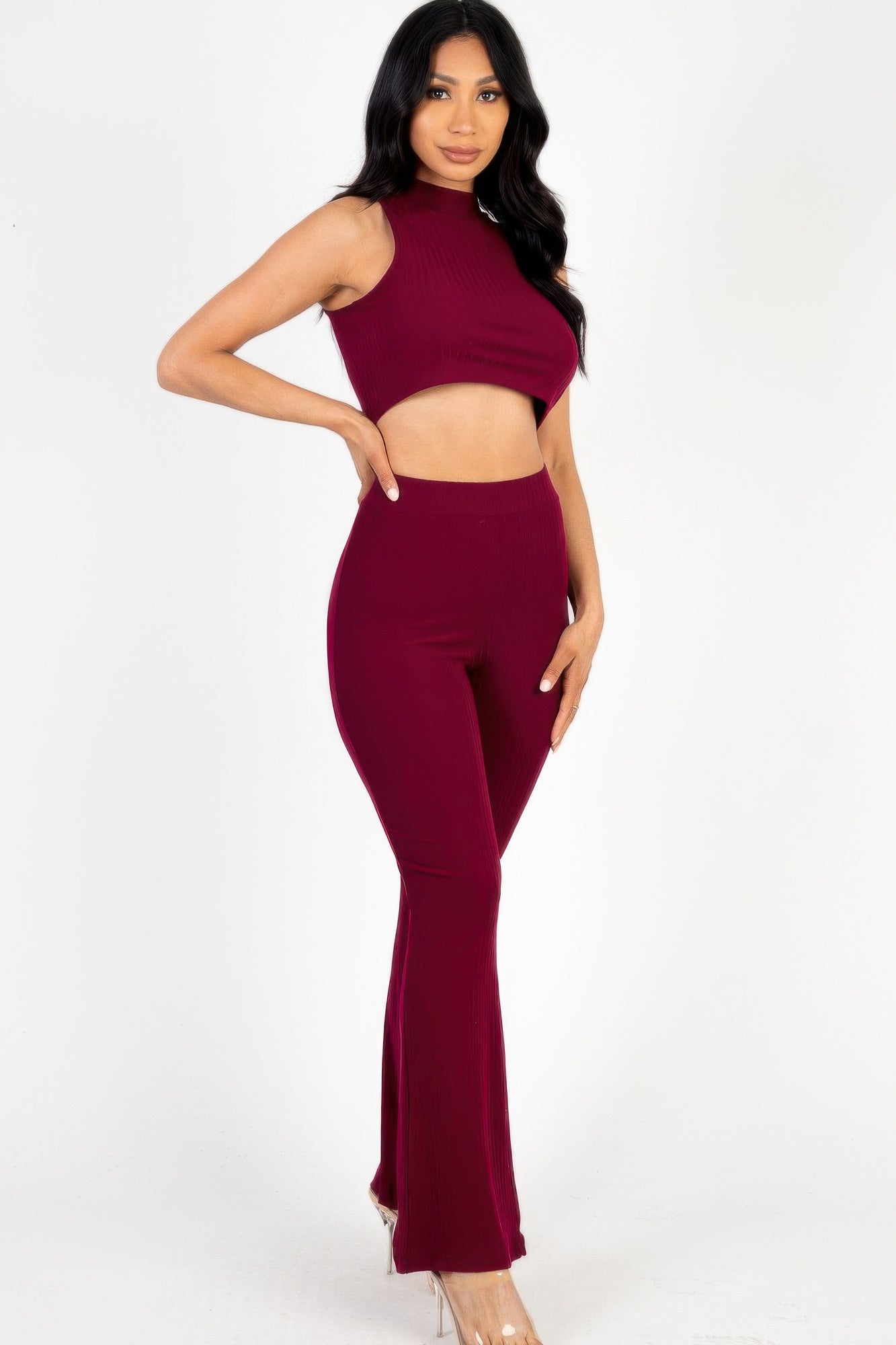 Burgunder geripptes Crop-Tanktop mit Stehkragen und Schlaghose, Ganzansicht