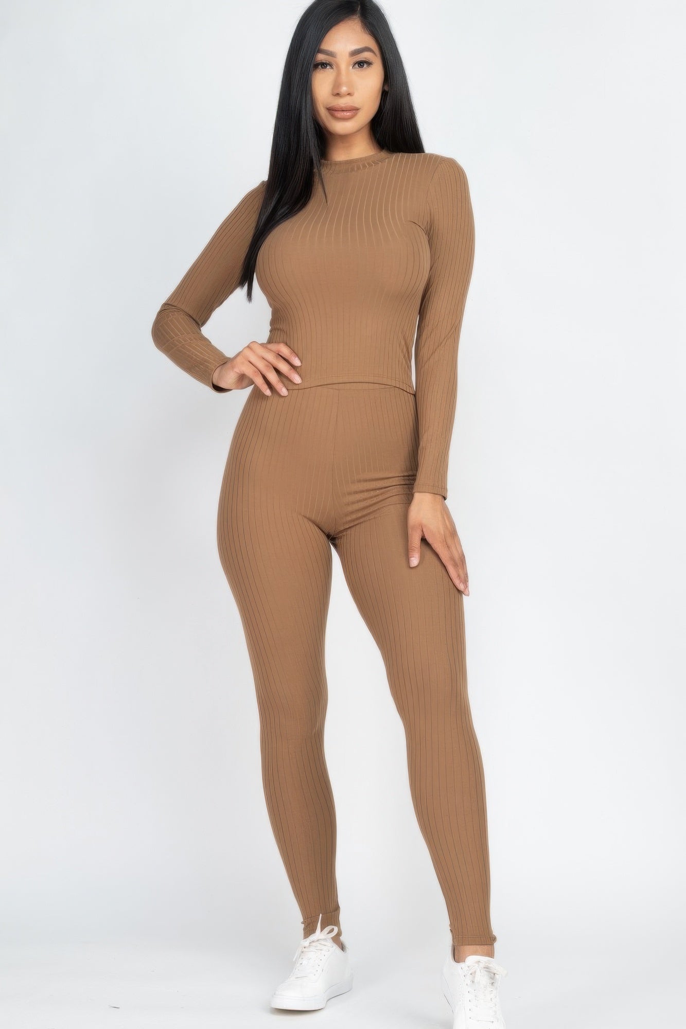Rippiertes Set mit Rollkragen und langen Ärmeln + Leggings, braun