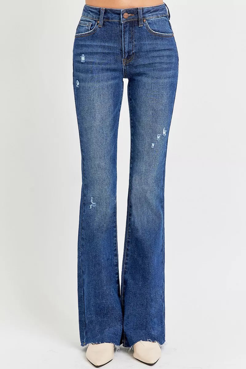 Dunkelblaue Mid-Rise Schlagjeans mit hellen Abrieb-Stellen und ausgefranstem Saum