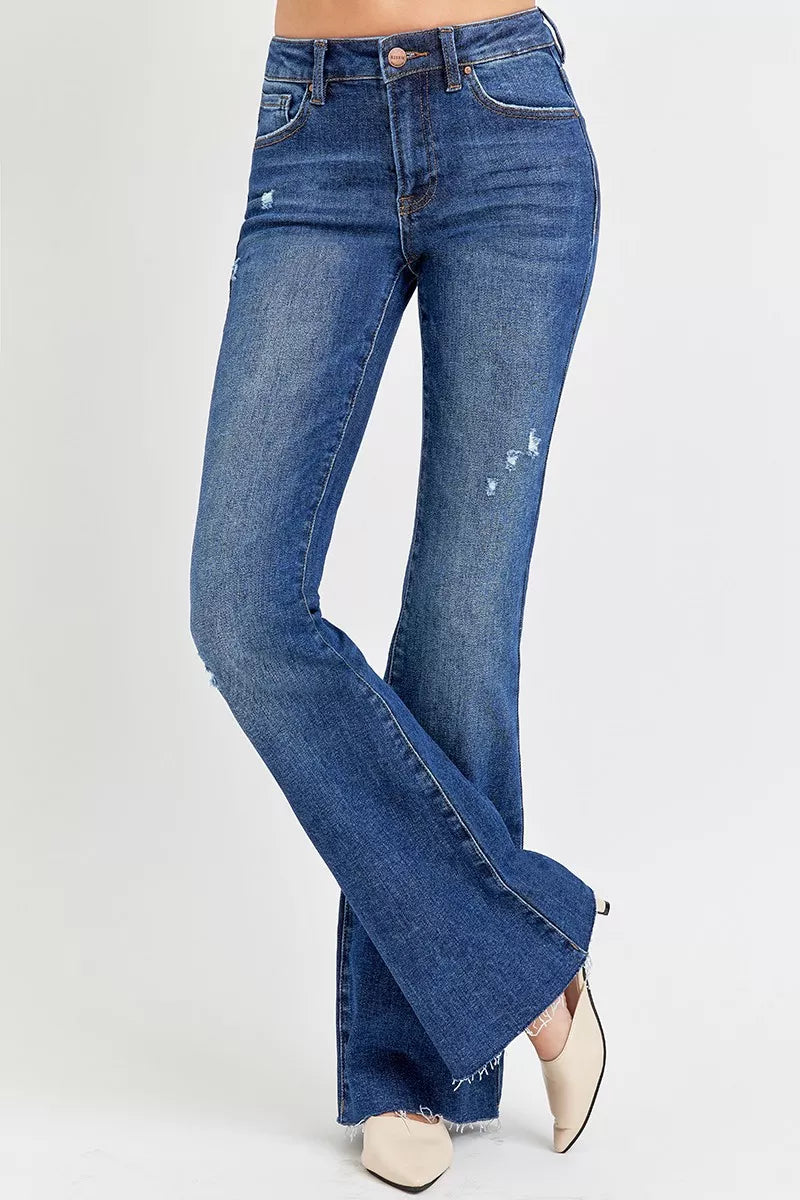 Dunkelblaue Mid-Rise Schlagjeans seitlich, ausgefranster Saum und Destroyed-Akzente