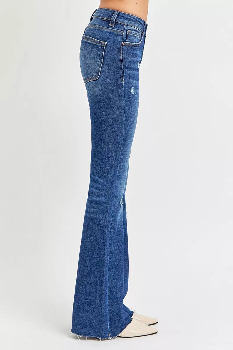 Dunkelblaue Mid-Rise Schlagjeans hinten, Gesäßtaschen und fransiger Saum