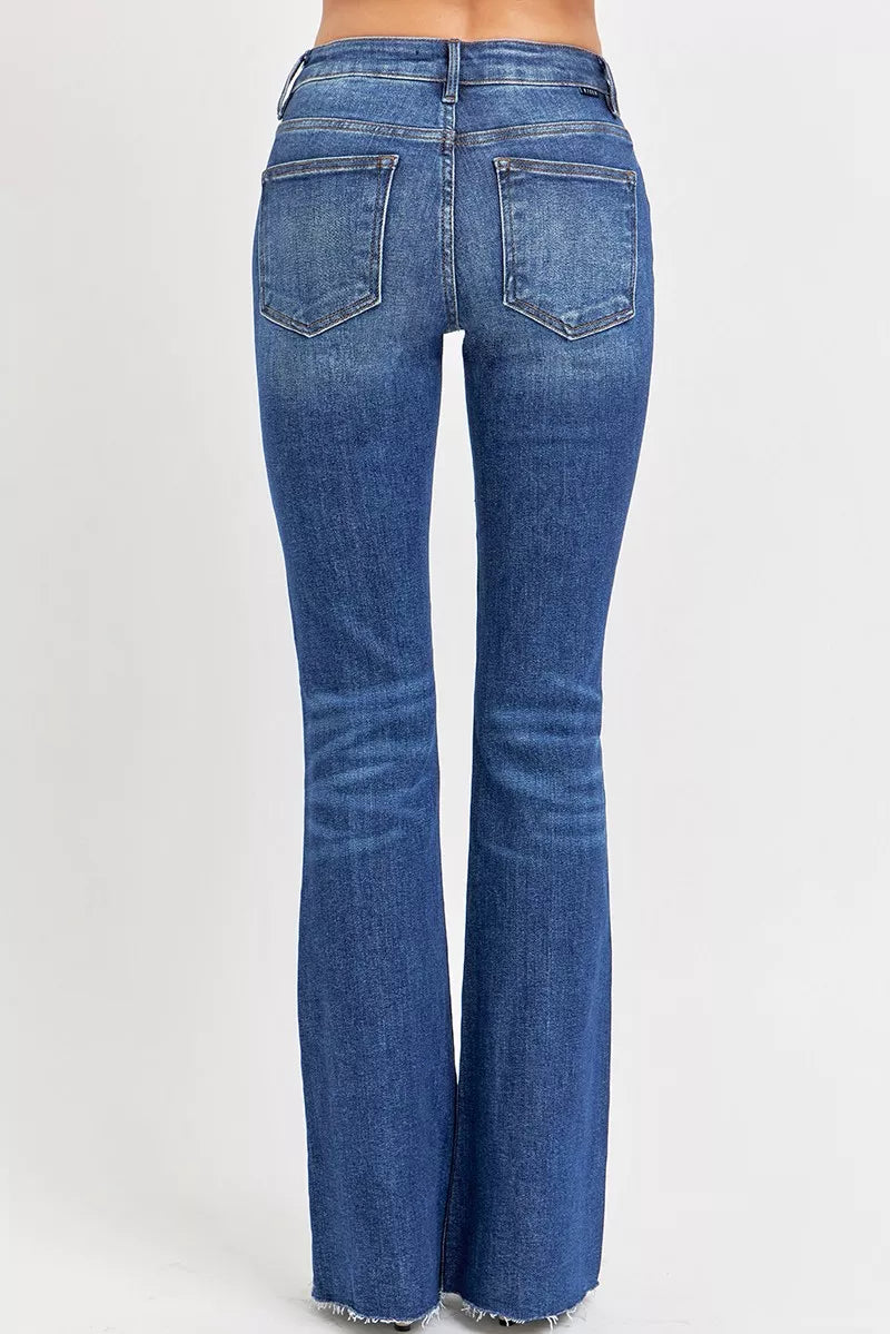 Dunkelblaue Mid-Rise Schlagjeans hinten, Gesäßtaschen mit ausgefranstem Saum