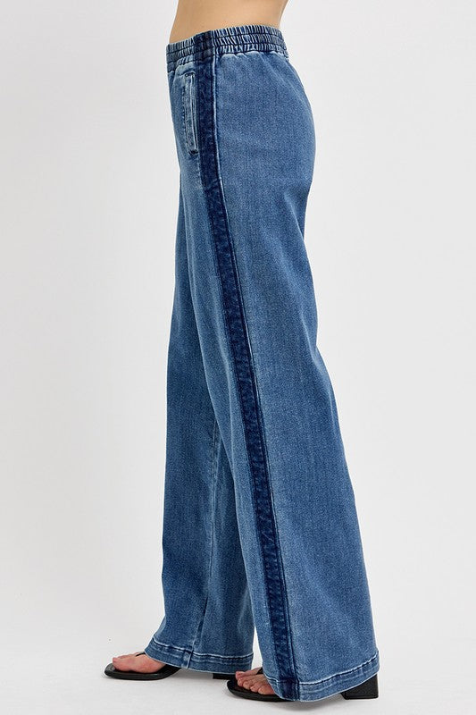 Mittelblaue Jeans mit elastischem Bund und weitem, ausgestelltem Bein, seitliche Naht
