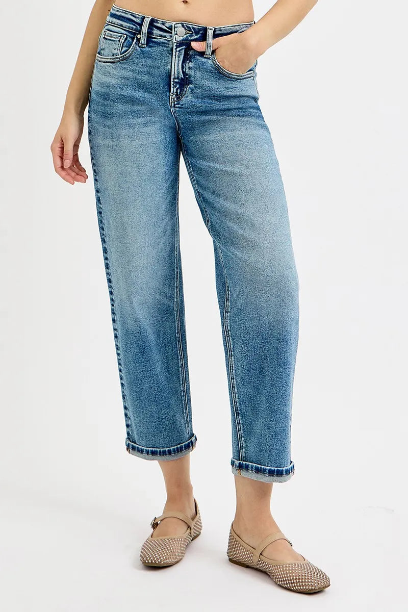 Medium-wash Boyfriend-Jeans mit High-Rise Bund und umgeschlagenem Saum