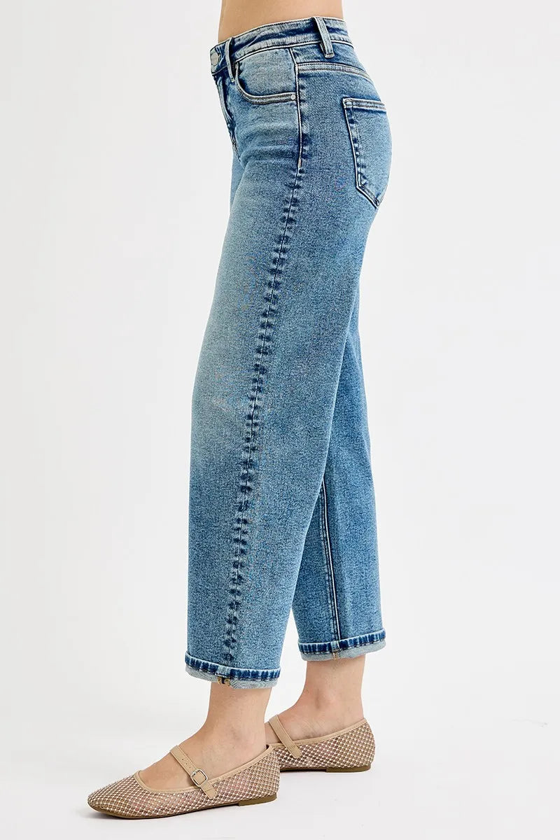 Seitliche Ansicht: Medium-wash High-Rise Crop Boyfriend Jeans mit geradem Bein