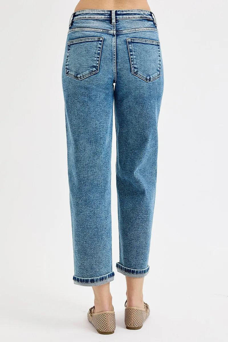 Rückansicht: Medium-wash Crop Boyfriend Jeans mit Gesäßtaschen und Bundnaht