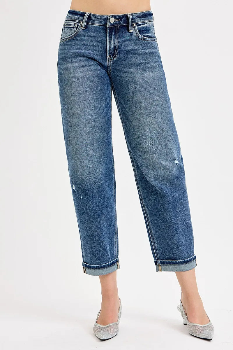 Boyfriend crop jeans in dark blue wash, low-rise fit, cuffed ankles and slouchy leg