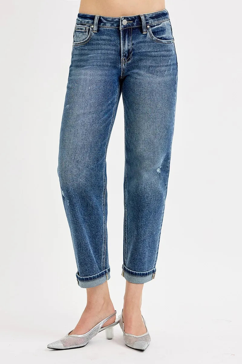 Low-rise boyfriend crop jeans, dark blue wash, front pockets and visible seam detail