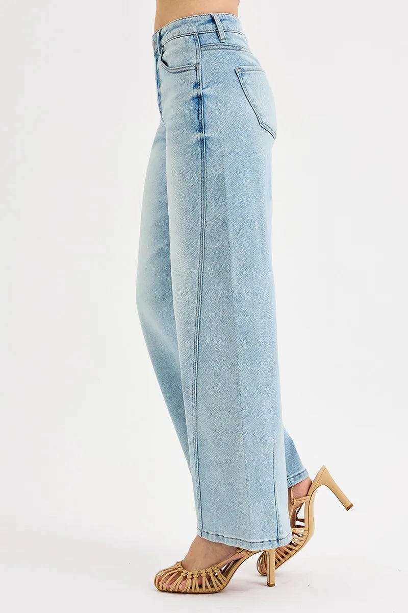 Light-wash mid-rise barrel jeans, back seams and patch pockets (plus size)