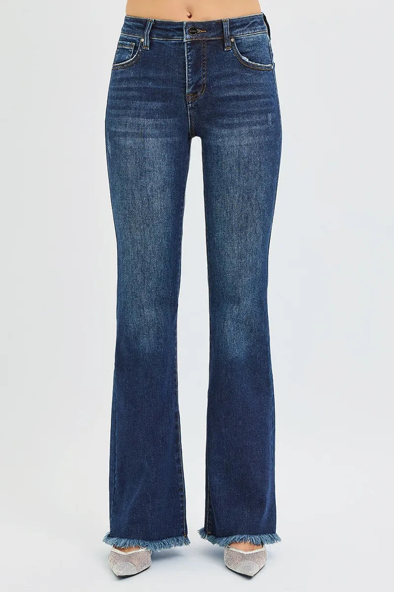 Dunkelblaue Mid-Rise Flare-Jeans mit Knopf- und Reißverschluss, Saumfransen