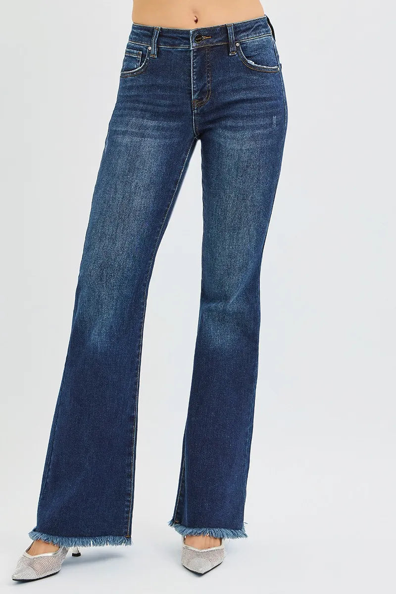 Dunkelblaue Flare-Jeans mit vorderen Taschen, klassischem Bund und Saumfransen