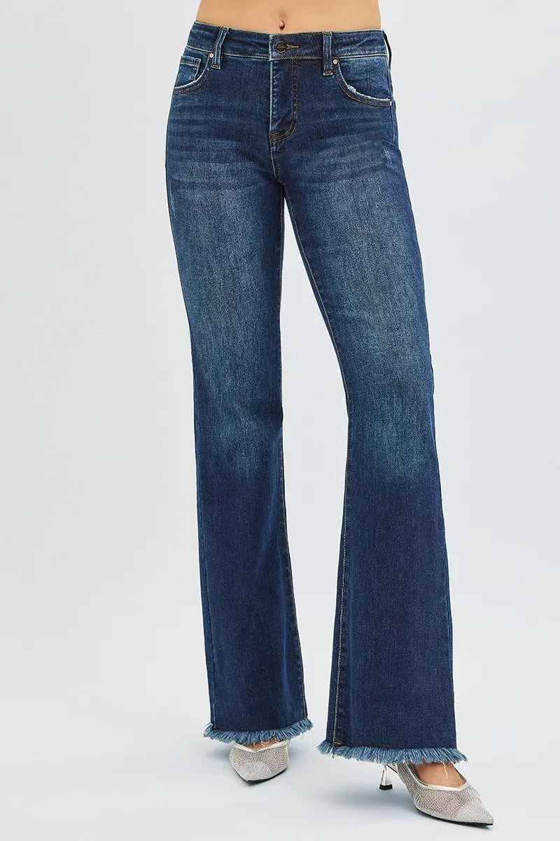 Dunkelblaue Flare-Jeans mit mittlerem Bund und Gesäßtaschen, Saumfransen