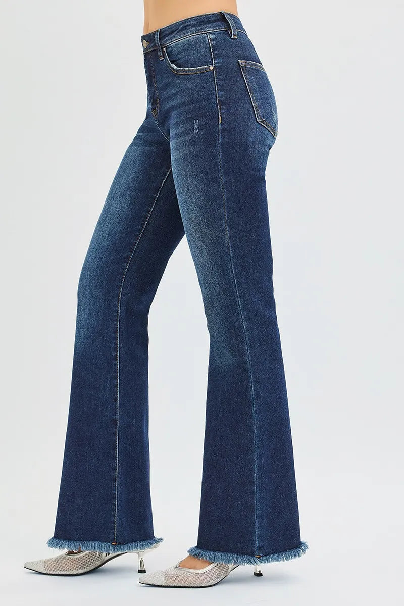 Dunkelblaue Mid-Rise Flare-Jeans mit seitlicher Naht, Knopf am Bund, Saumfransen
