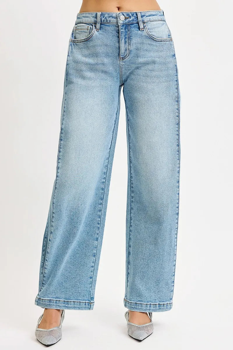 Jeans denim tiro medio azul claro con perneras anchas y costuras visibles