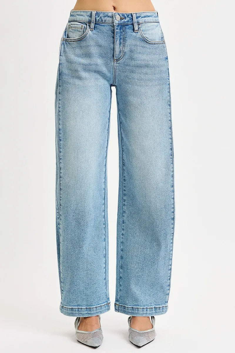 Jeans denim tiro medio azul claro de pernera ancha, botón frontal y bolsillo