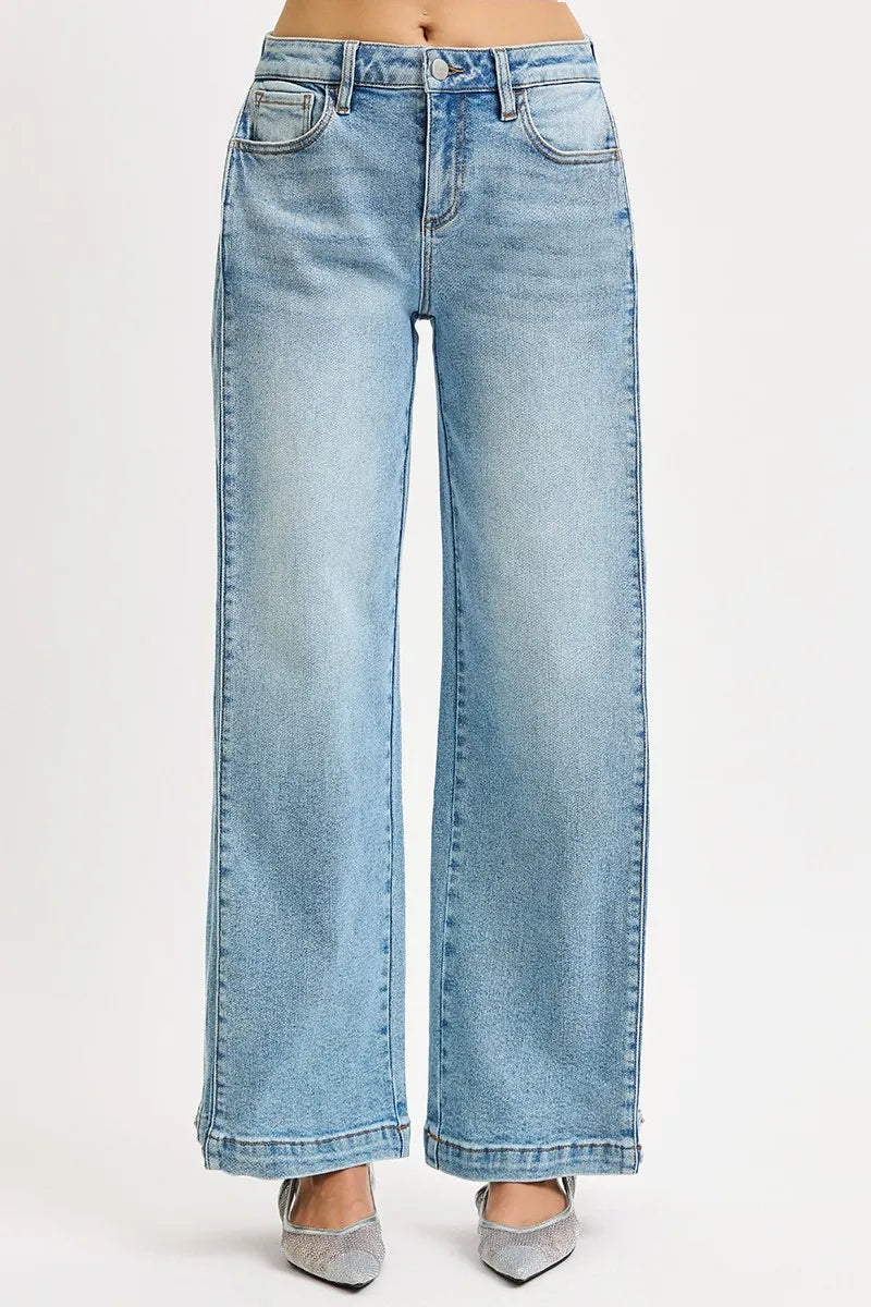 Parte delantera jeans denim tiro medio azul claro, perneras anchas y dobladillo recto