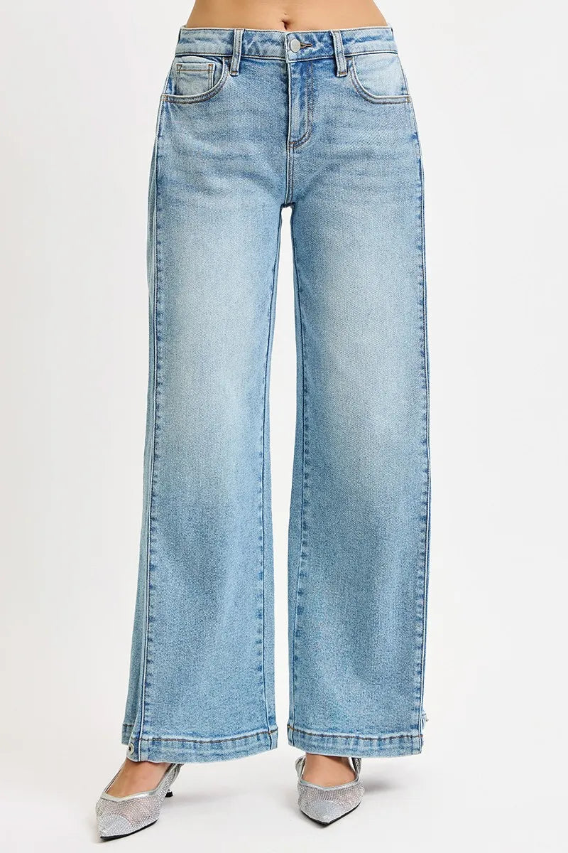 Jeans denim azul claro tiro medio con perneras anchas y costuras laterales marcadas