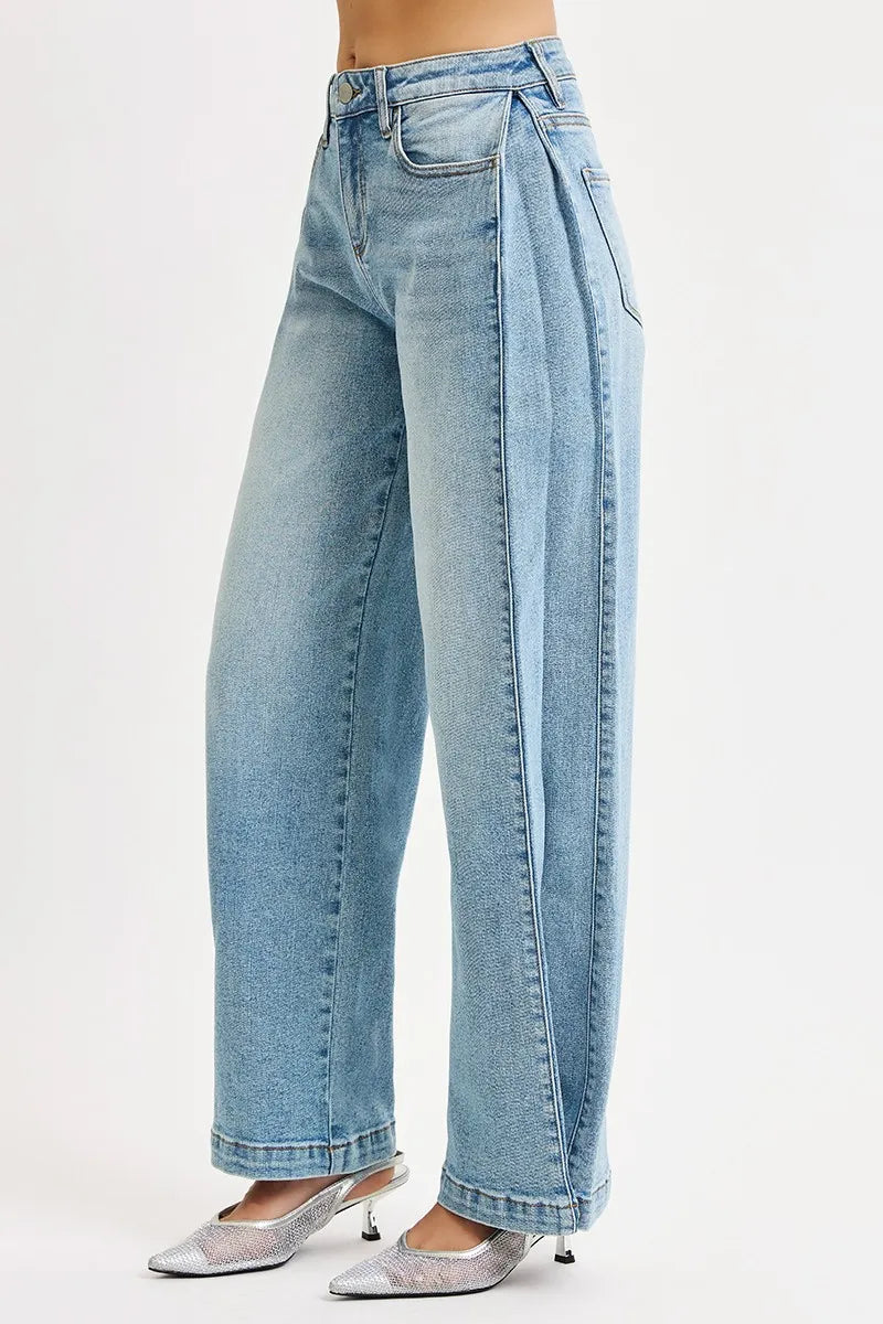 Jeans denim azul claro tiro medio de pernera ancha con correa lateral ajustable