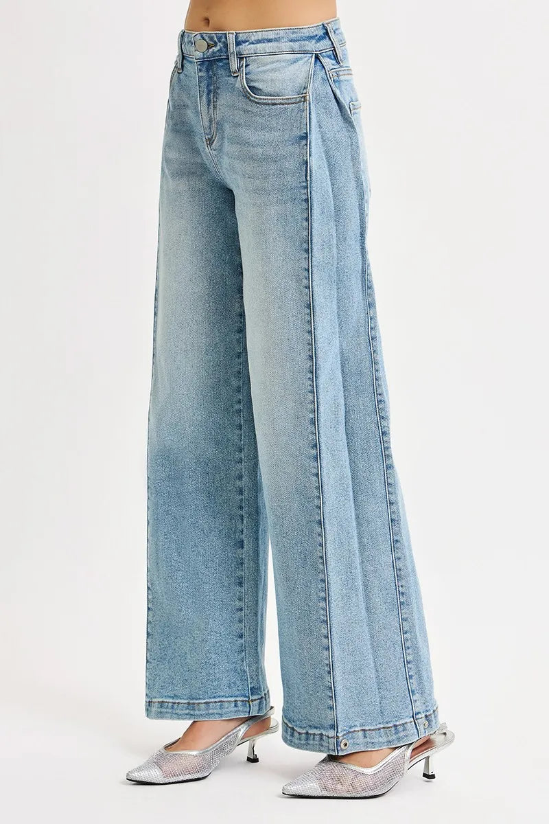 Jeans denim azul claro tiro medio pernera ancha con tira lateral drapeada