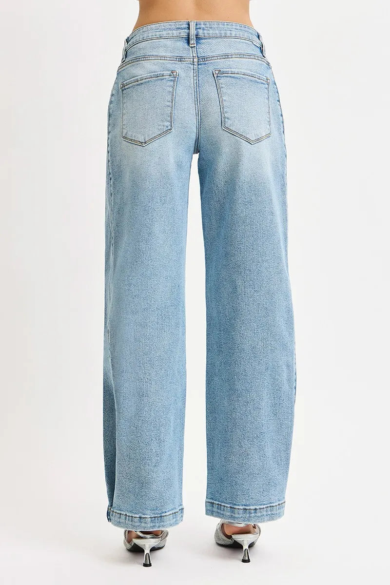 Jeans denim azul claro tiro medio con bolsillos traseros y pernera ancha