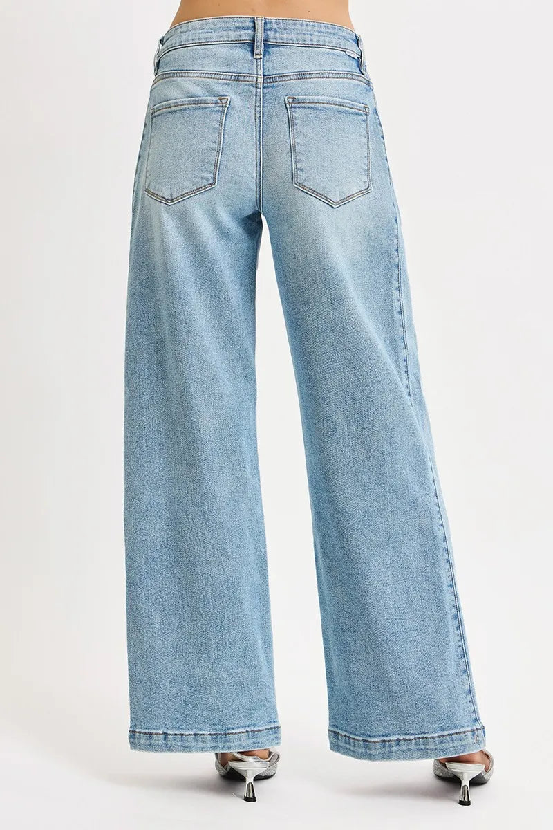 Jeans denim azul claro tiro medio pernera ancha, costuras traseras y dobladillo