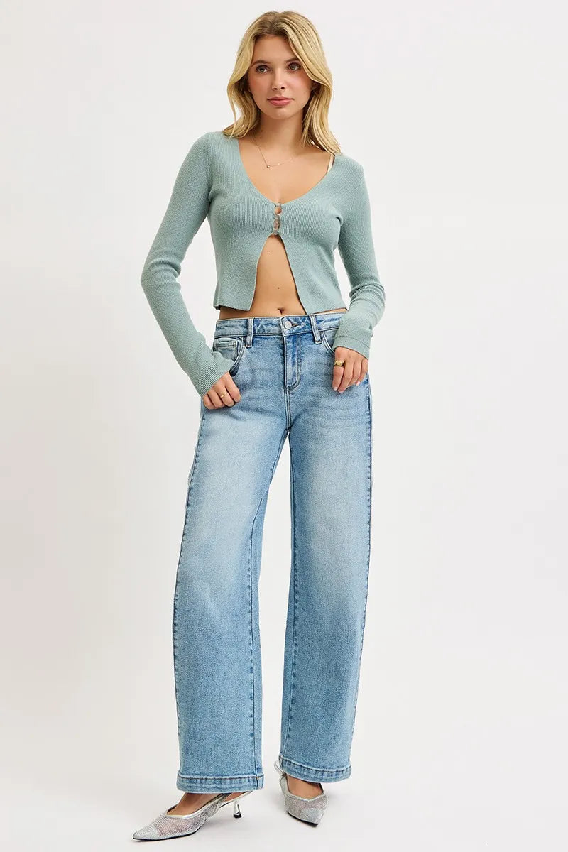 Jeans denim azul claro tiro medio de pernera ancha, cintura con botón y cierre