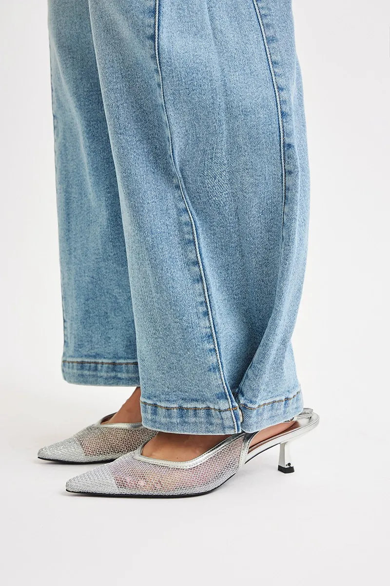 Dobladillo de jeans denim azul claro de pernera ancha con costura visible