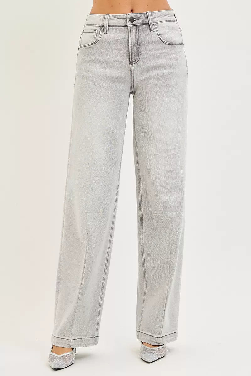Vordere Ansicht grauer Slouchy Jeans mit Knopfverschluss und Kontrastnähten.