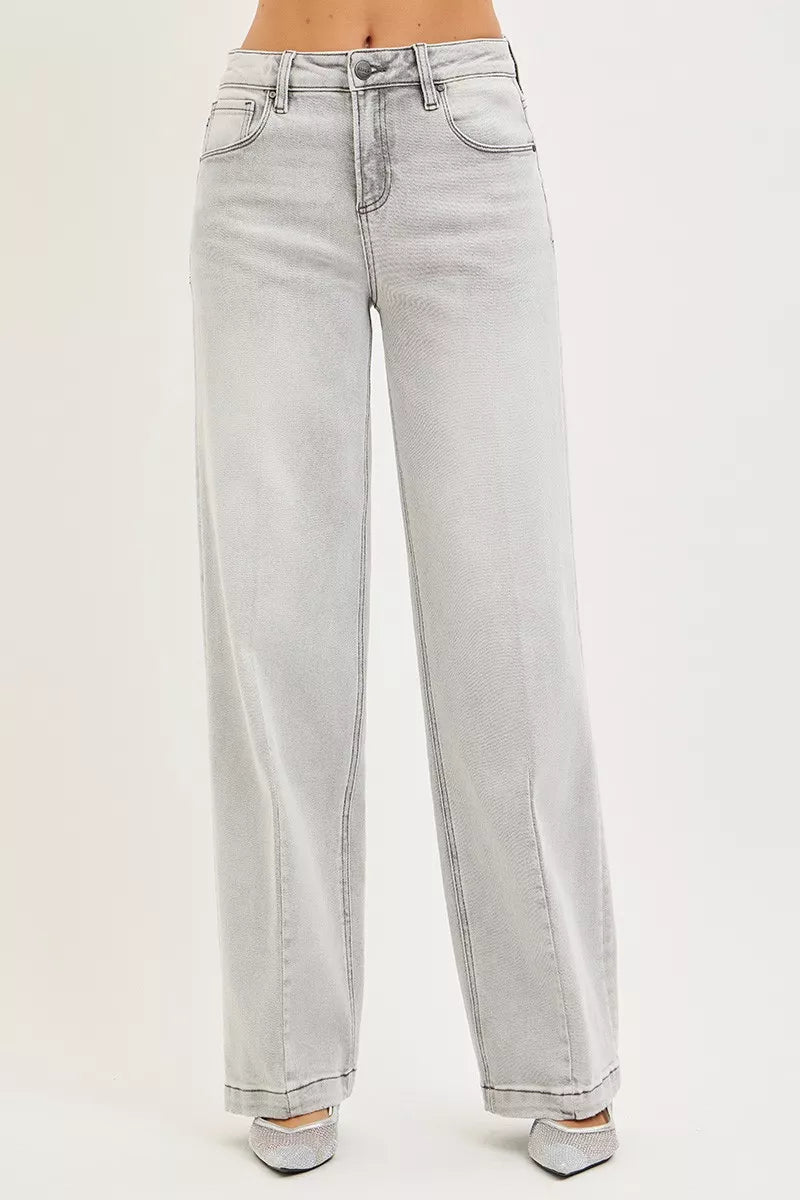 Graue weite Jeans mit Kontrastnähten an den Seitennähten, entspannter Beinverlauf.