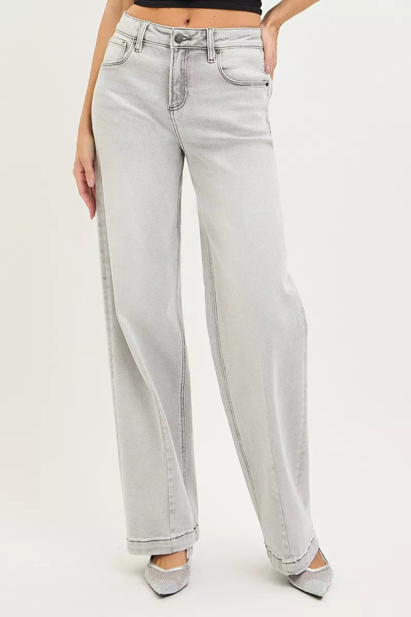 Graue Slouchy Baggy Jeans mit fünf Taschen, Knopf/Reißverschluss und Kontraststich.