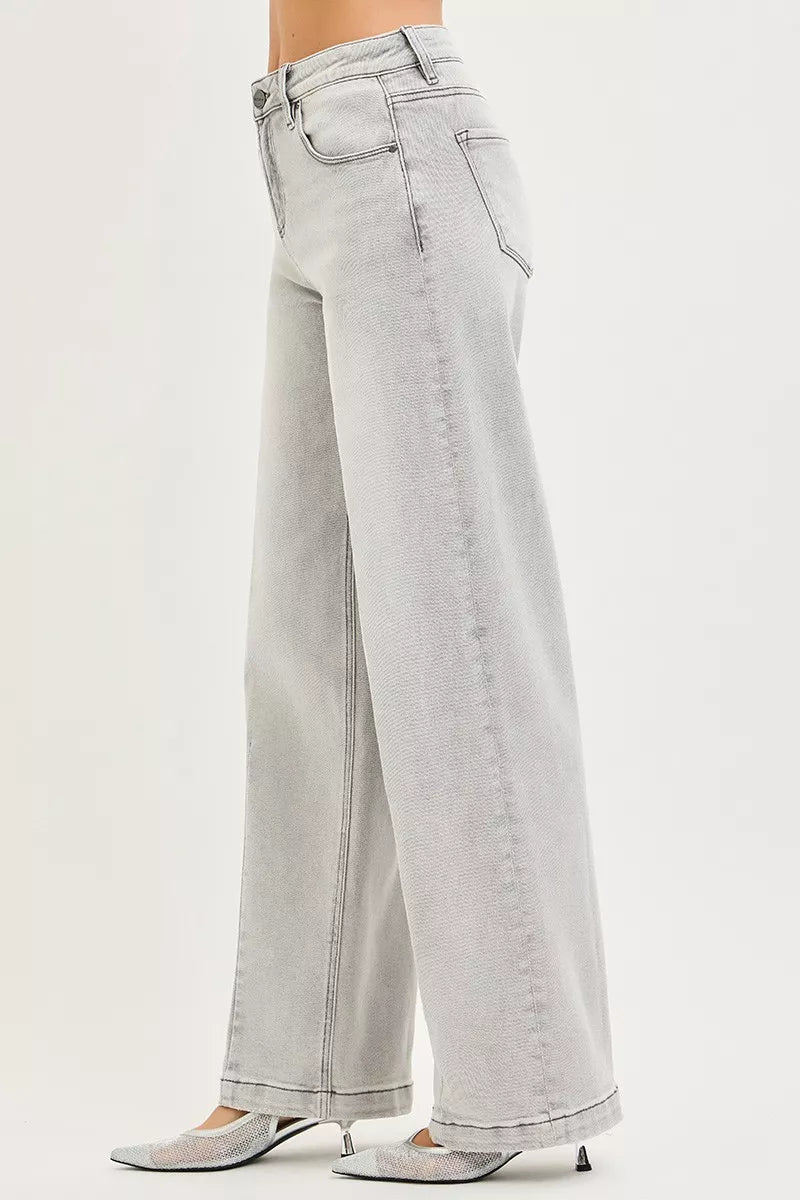 Seitliche Ansicht grauer Baggy-Jeans mit Bundfalten, Frontnähte und weitem Bein.